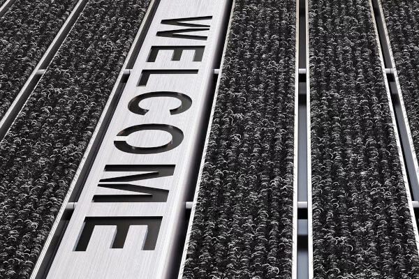 Detailansicht einer Eingangsmatte mit Edelstahlleiste und "Welcome" Schriftzug