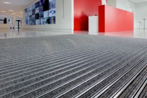 emco galeriebild elbarkaden hamburg Ansicht einer grauen Fussmatte mit Ripseinlage