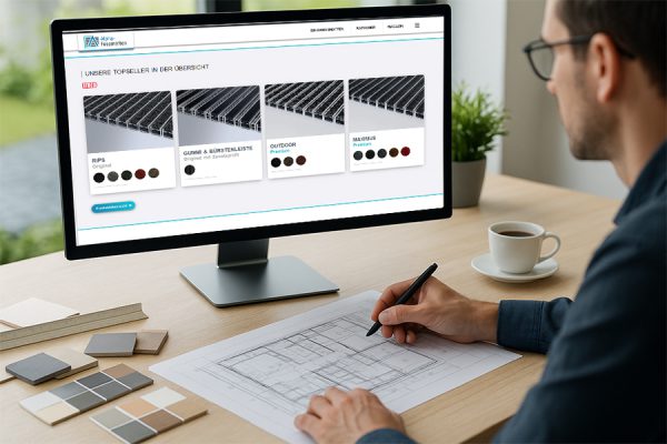 Architekt sitzt vor dem Computerbildschirm und plant Einbau einer Fußmatte