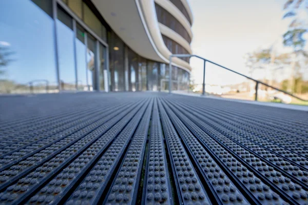 Ansicht eines Schuhabstreifers mit Bürsteneinlage vor einer Bank